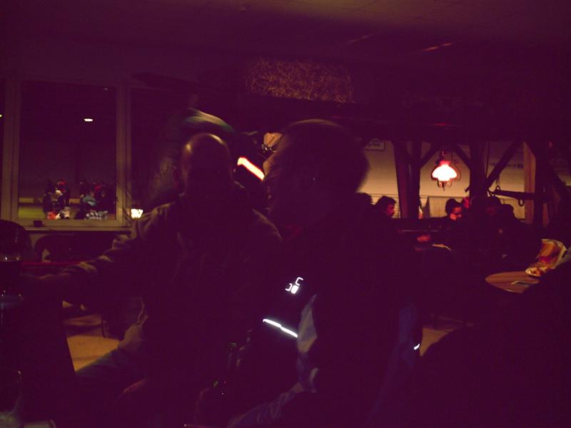  Dunkle Gestalten in der Taverne