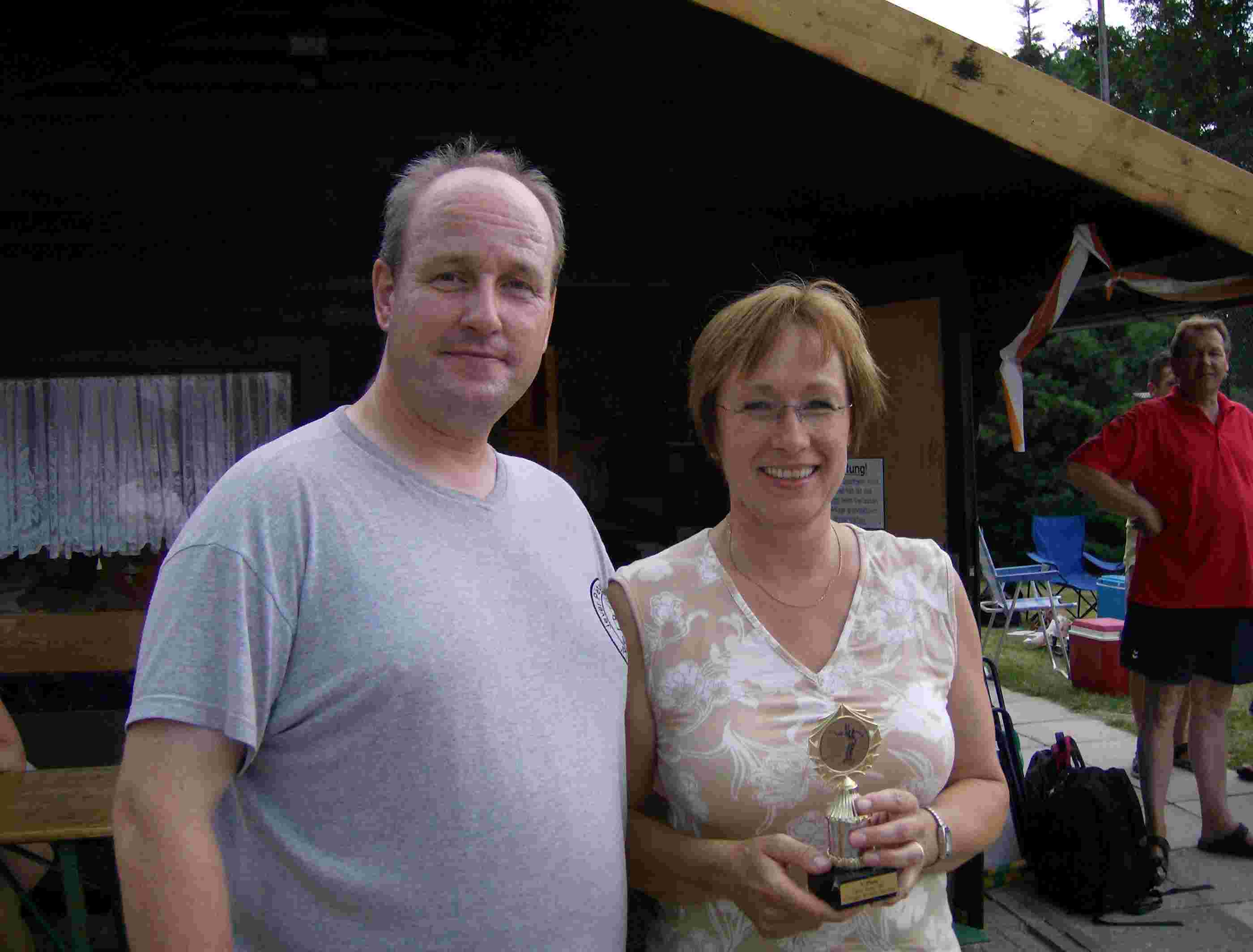 Wilfried Falke und Ursel Skuppin bei der Pokal�bergabe in Wilhelmshaven