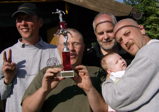 Gerold Schelenz, Ralf Brauner, Hans-Herrmann Husmann und Mike Wiemers mit Mia Wiemers
