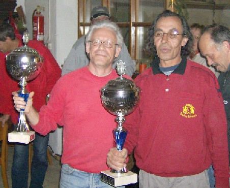 Sieger A Turnier: Michael Frantz-Wielstra und Abraham Karemi mit den Wanderpokalen